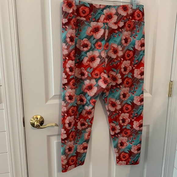 EUC Soft Capri Floral Leggings size “Curvy”. See measurements in description - Picture 4 of 6